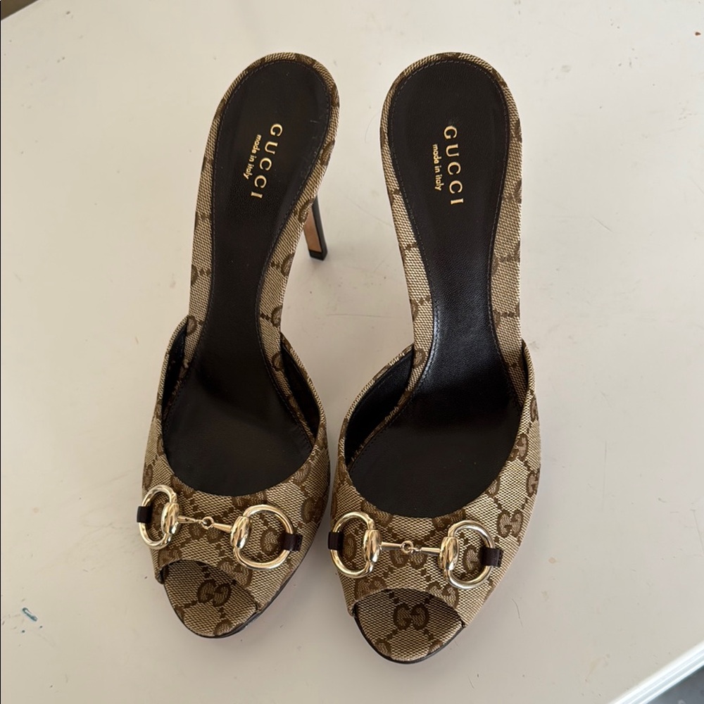 Gucci Tan and Black Heels with Signature Design